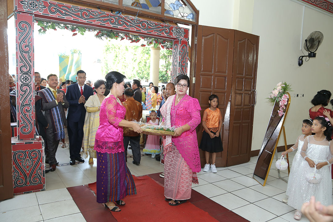 PROSESI MASUK TEMPAT  ACARA ADAT (Contoh Acara di Tempat Perempuan)